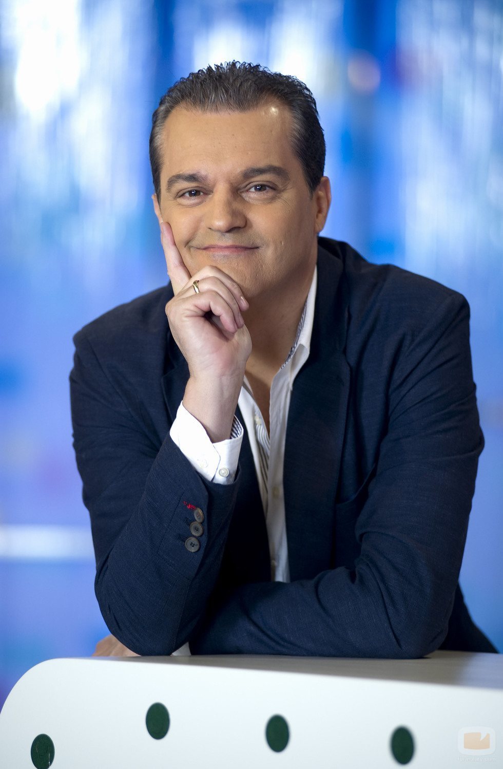 El presentador, Ramón García, sonríe en su programa