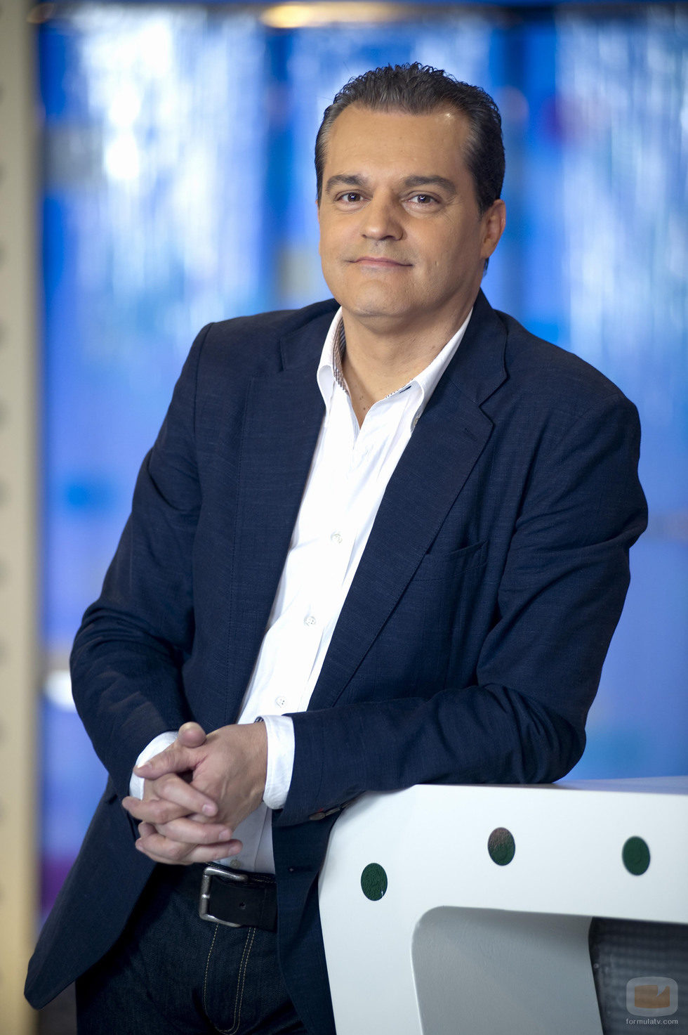 Ramón García se apoya en una de las mesas de '¿Conoces España?'