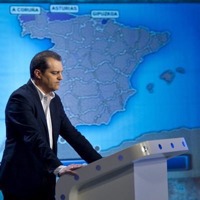 Ramón Garcia, concentrado, en el plató del concurso de La 1