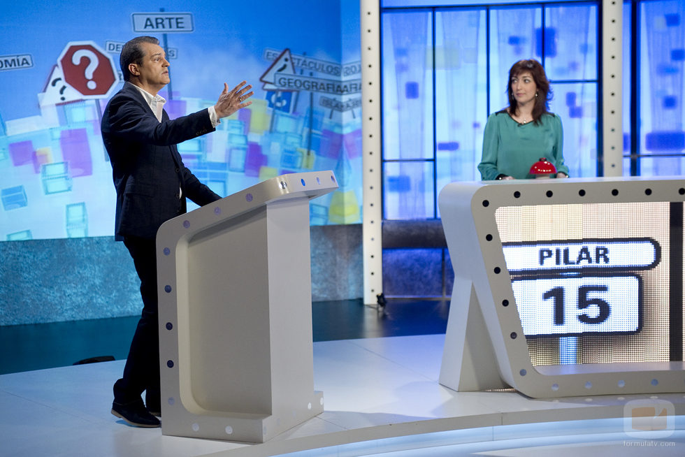 Ramón García con un brazo en alto 