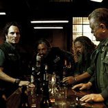 Los protagonistas de 'Hijos de la anarquía' en un bar