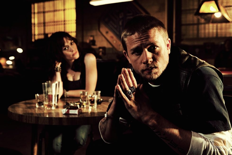 Jax en una mesa del bar