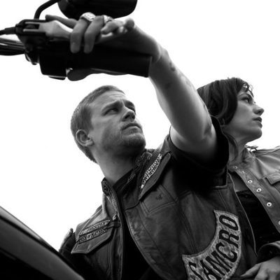 Jax sobre una moto