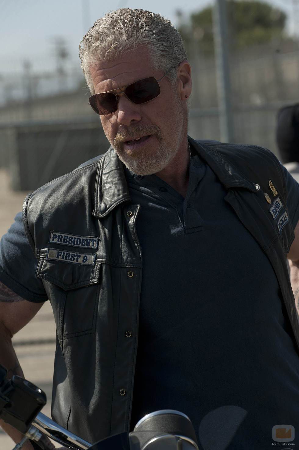 Clay con su chaqueta de cuero y sus gafas de sol