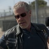 Clay con su chaqueta de cuero y sus gafas de sol