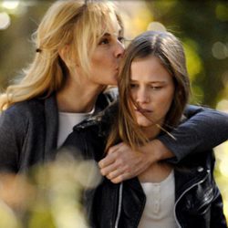 Sara le da un beso a su hija Leire