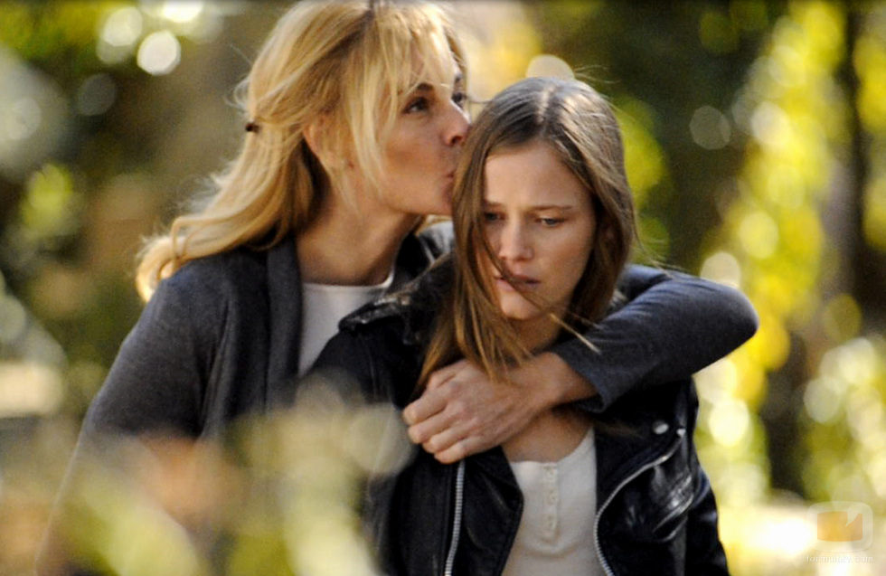 Sara le da un beso a su hija Leire