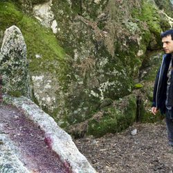 Nacho frente a la roca ensangrentada en 'Luna, el misterio de Calenda'
