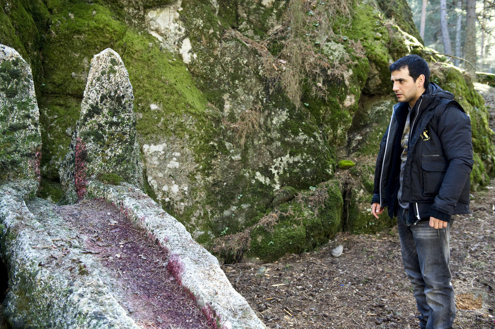 Nacho frente a la roca ensangrentada en 'Luna, el misterio de Calenda'