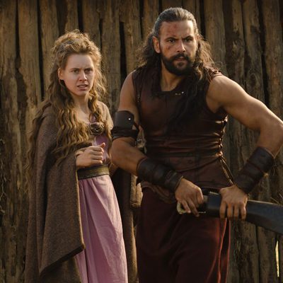 Manuela Vellés y Roberto Enríquez, a punto de desenvainar su espada en 'Hispania'