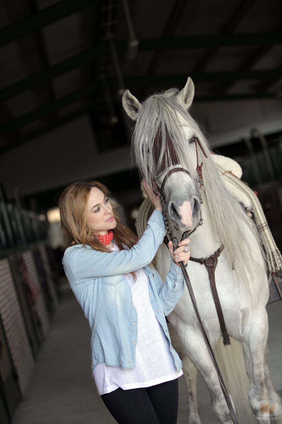 Marta Hazas posa con su caballo en 'Bandolera', Capricho