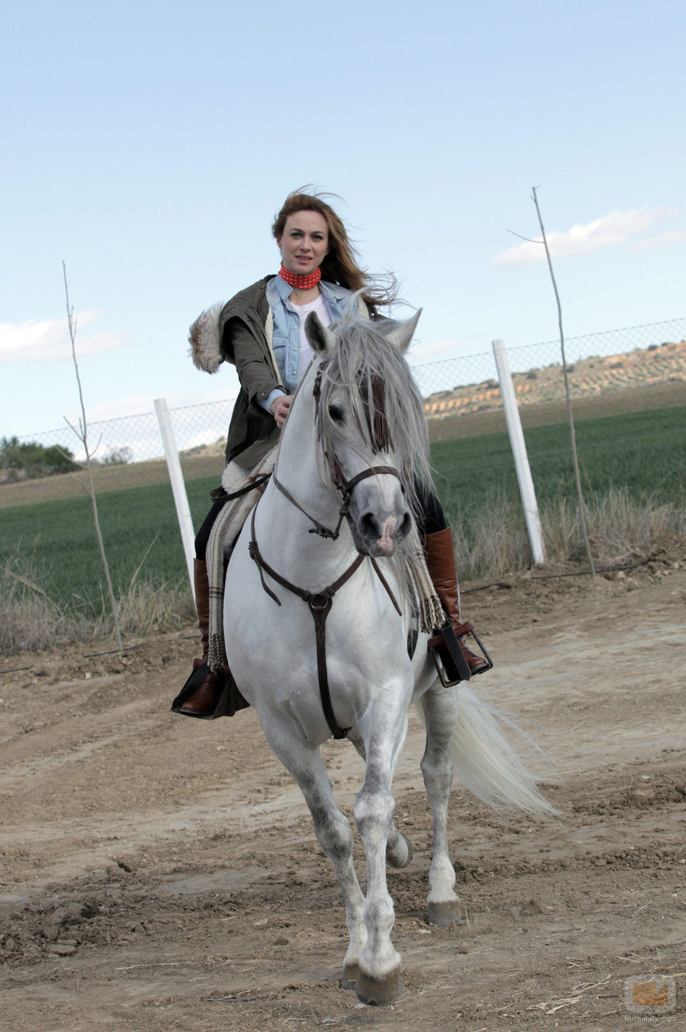 La actriz de 'Bandolera', Marta Hazas, con su caballo