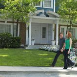 Bree y su abogado Trip Weston caminan por Wisteria Lane en 'Mujeres Desesperadas'