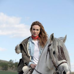 Marta Hazas con Capricho, su caballo en la serie 'Bandolera'