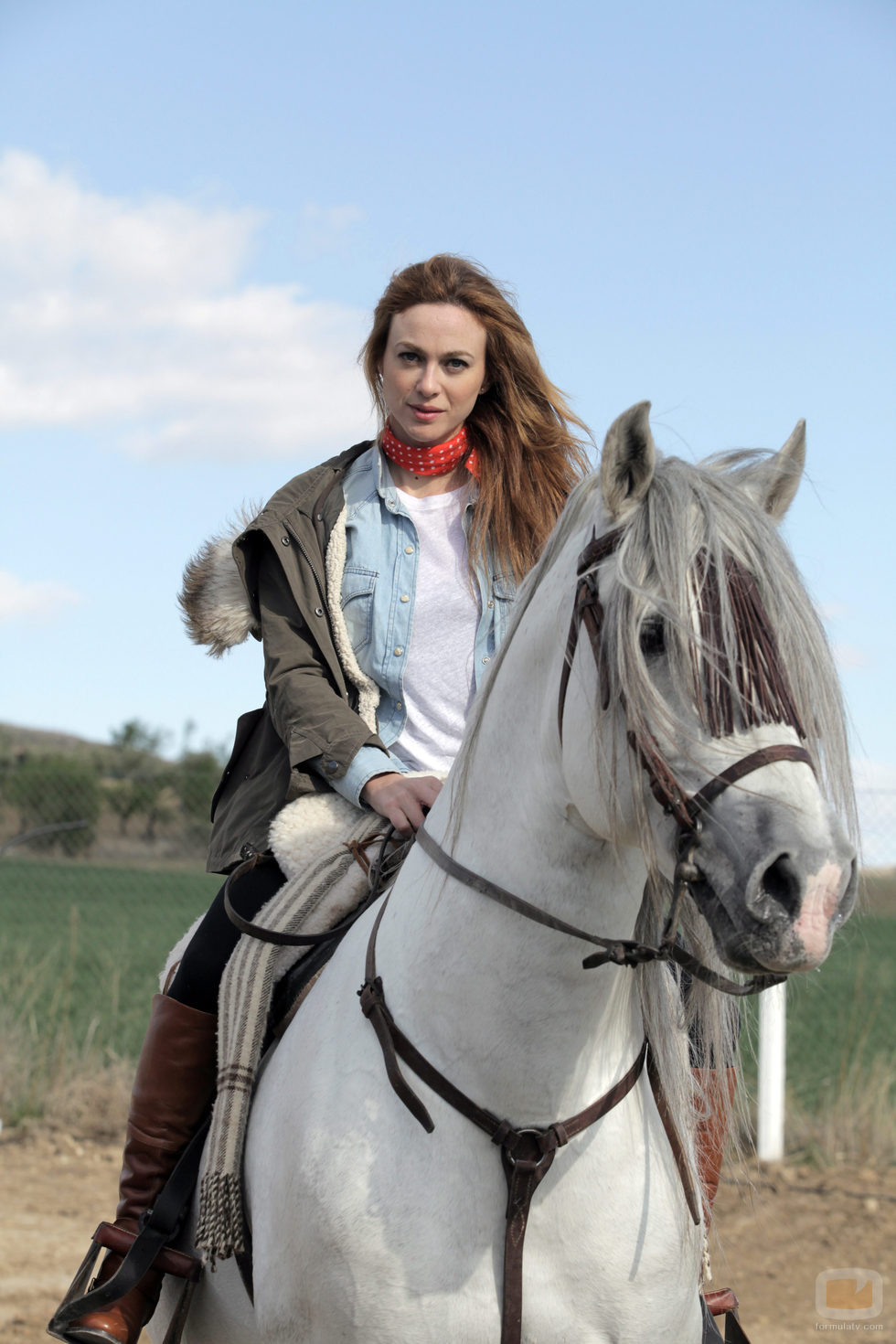 Marta Hazas con Capricho, su caballo en la serie 'Bandolera'