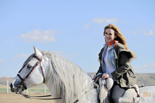 Marta Hazas posa Capricho, su caballo en 'Bandolera'