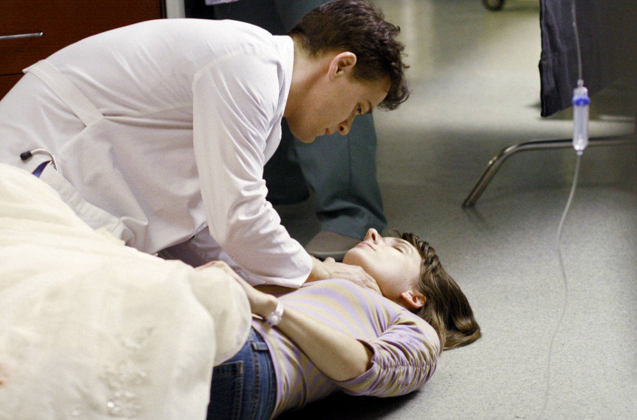 T.R. Knight junto a una enferma en 'Anatomía de Grey'