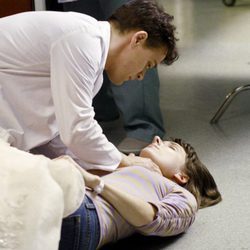 T.R. Knight junto a una enferma en 'Anatomía de Grey'