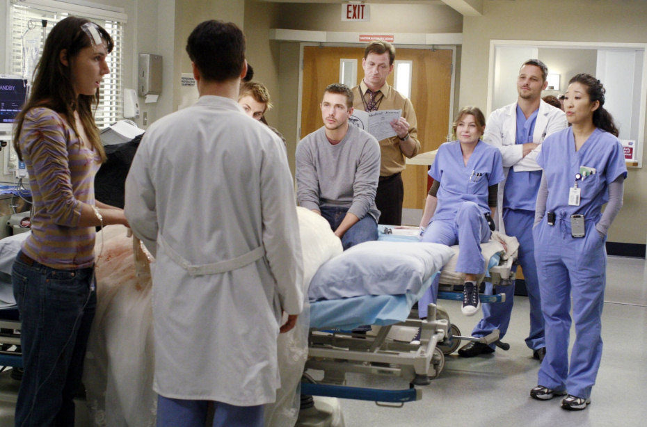 Los internos de 'Anatomía de Grey' miran a T.R. Knight