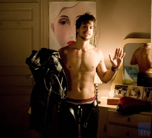 Michel Gurfi con el torso desnudo