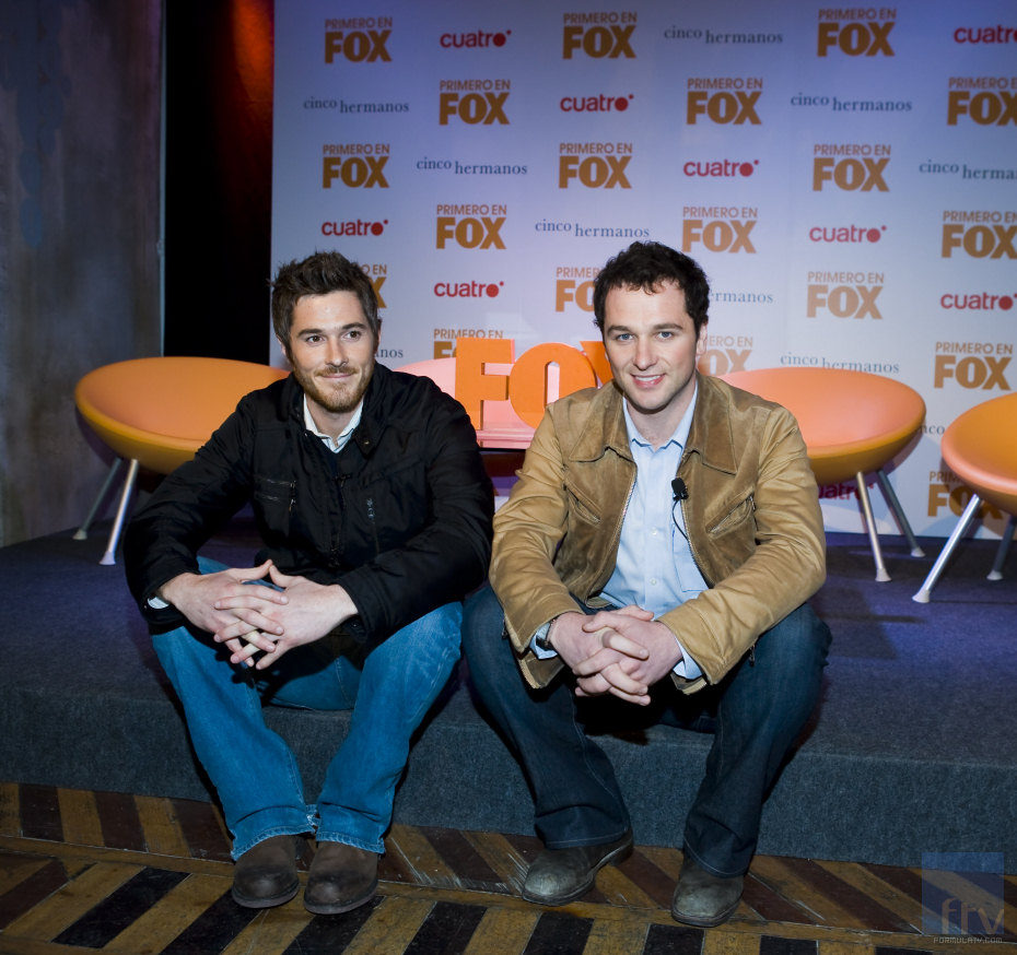 Los actores, Dave Annable y Matthew Rhys en España