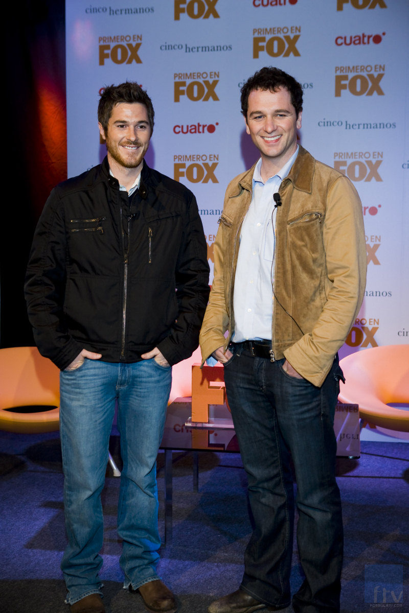 Los actores estadounidenses Dave Annable y Matthew Rhys en España