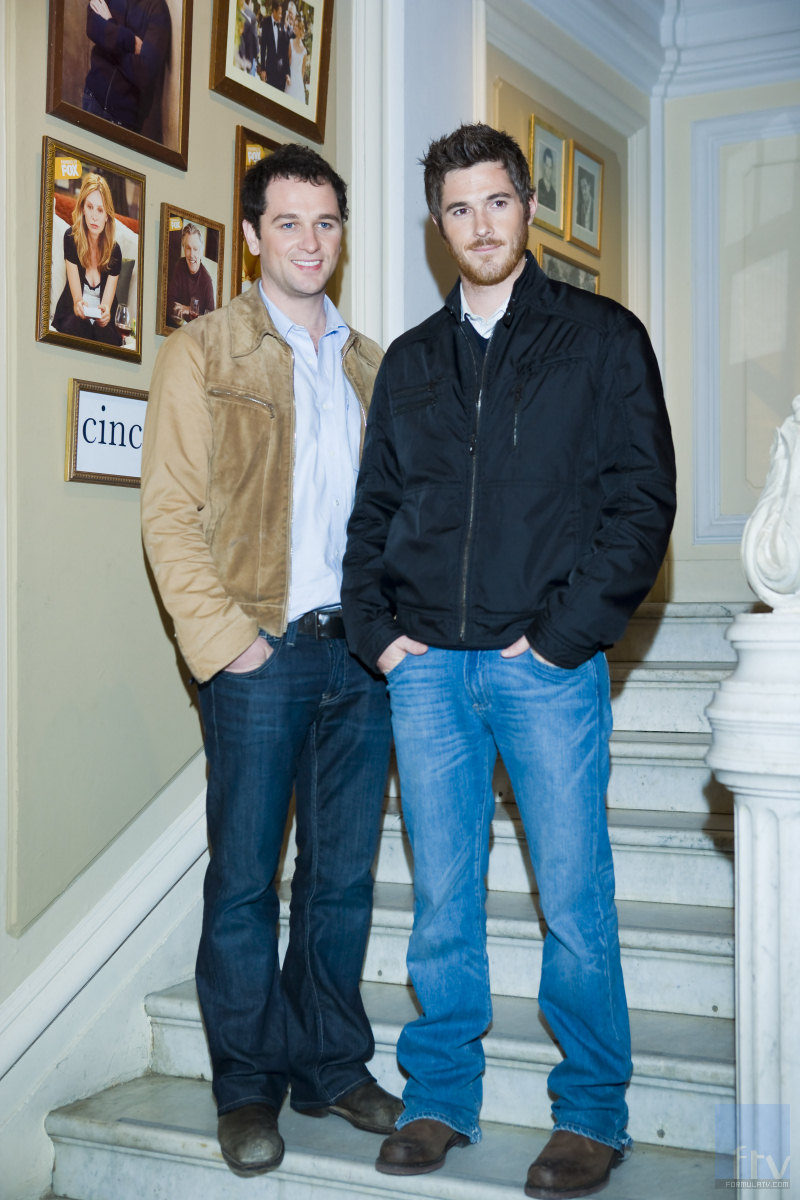 Plano general de los actores Dave Annable y Matthew Rhys