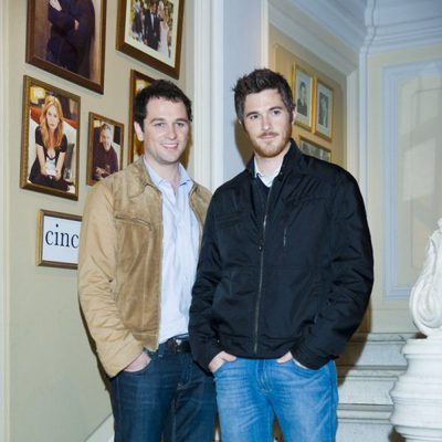 Plano general de los actores Dave Annable y Matthew Rhys