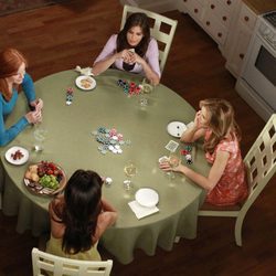 Reunión para jugar a las cartas de las protagonistas de 'Mujeres Desesperadas'