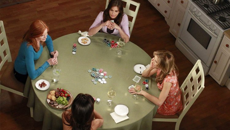 Reunión para jugar a las cartas de las protagonistas de 'Mujeres Desesperadas'