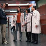 El Dr. House con sus compañeros en el capítulo 8x21 de 'House'