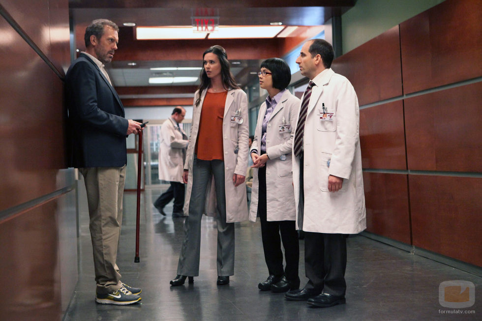 El Dr. House con sus compañeros en el capítulo 8x21 de 'House'