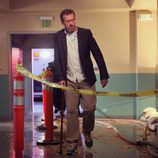 Gregory House camina por el hospital en el capítulo 8x21 de 'House'