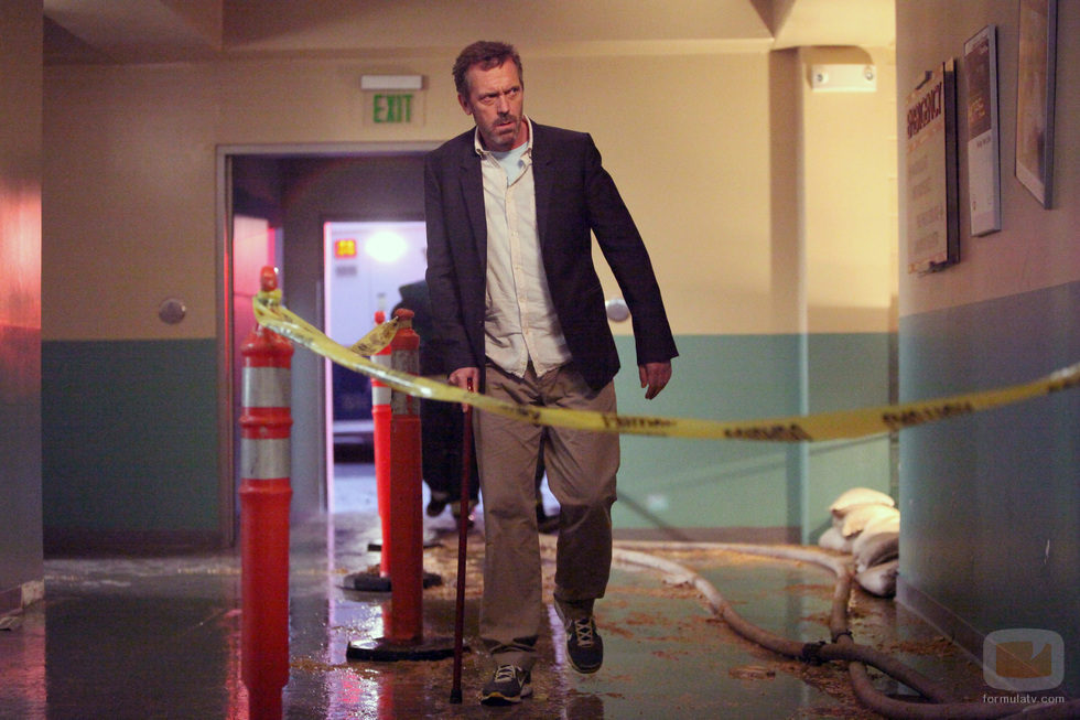 Gregory House camina por el hospital en el capítulo 8x21 de 'House'