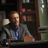 Hugh Laurie en una escena del capítulo 8x21 de 'House'