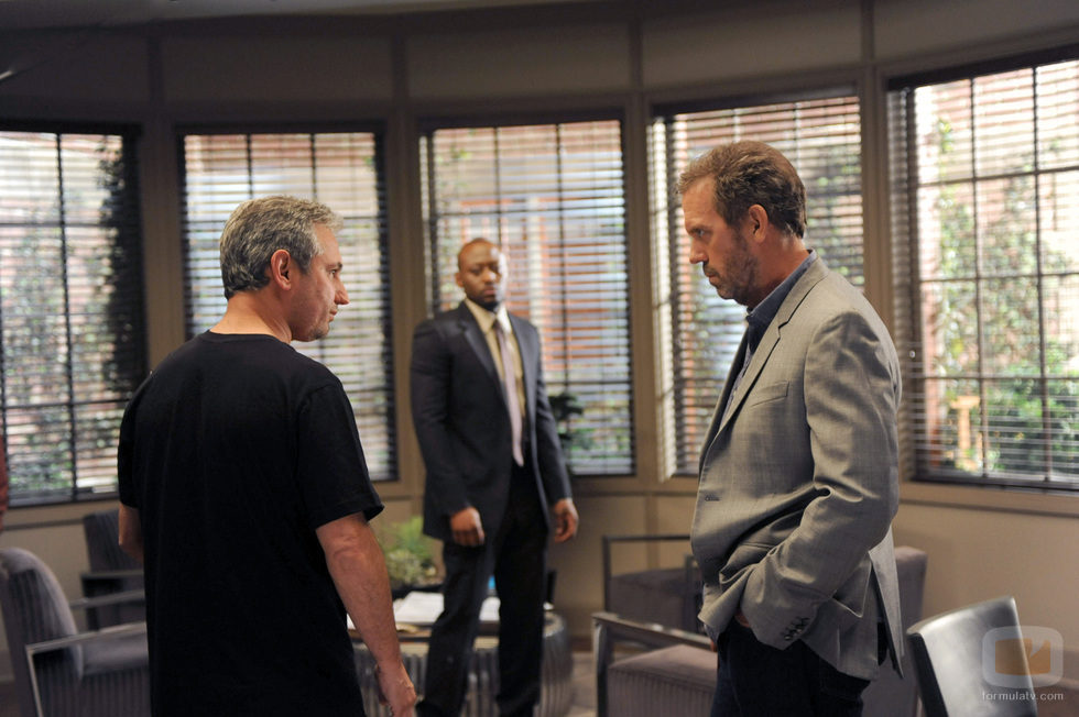 El actor Hugh Laurie en el capítulo 8x22 de 'House'