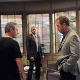 El actor Hugh Laurie en el capítulo 8x22 de 'House'