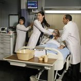 El Dr. Chris Taub, la Dra. Chi Park y la Dra. Jessica Adams en el capítulo 8x22