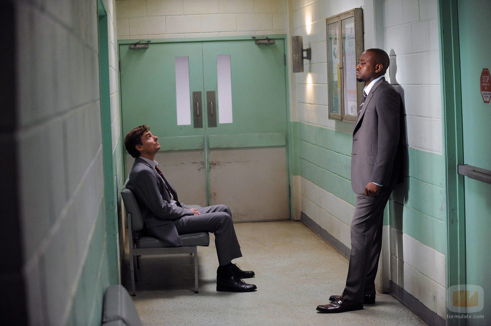 El Dr. Eric Foreman y el Dr. James Wilson en el episodio 8x22 de 'House'