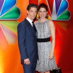 Christian Borle y Debra Messing en los Upfronts 2012 de NBC