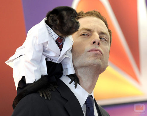 El mono Crystal y Justin Kirk en los Upfronts 2012 en NBC