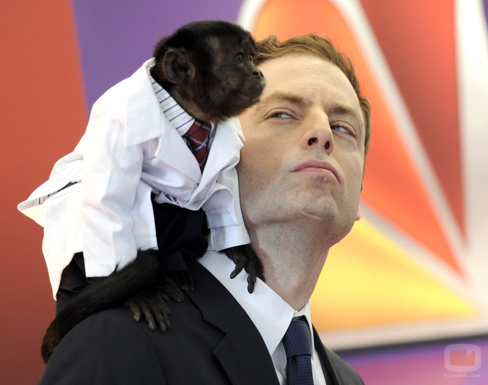 El mono Crystal y Justin Kirk en los Upfronts 2012 en NBC