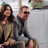 Hugh Laurie y Karolina Wydra comparten una escena