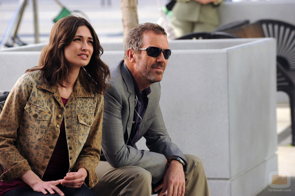 Hugh Laurie y Karolina Wydra comparten una escena