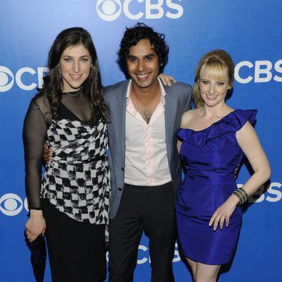 Mayim Bialik, Kunal Nayyar y Melissa Rauch en los Upfronts 2012 de CBS