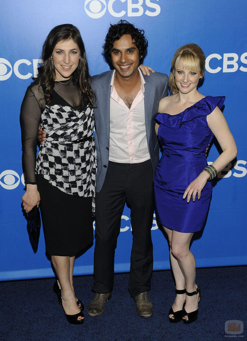 Mayim Bialik, Kunal Nayyar y Melissa Rauch en los Upfronts 2012 de CBS