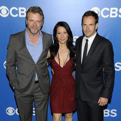 Aidan Quinn, Lucy Liu y Jonny Lee Miller en los Upfronts 2012 de CBS