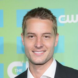 Justin Hartley de 'Emily Owens M.D.' en los Upfronts 2012 de The CW