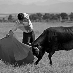 Alberto Aguilar toreando en blanco y negro