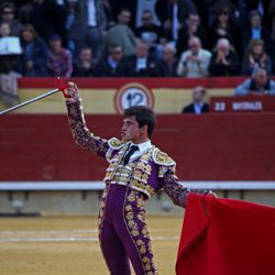 El torero alza su brazo en la plaza de toros